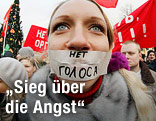 Demonstrantin mit verklebtem Mund
