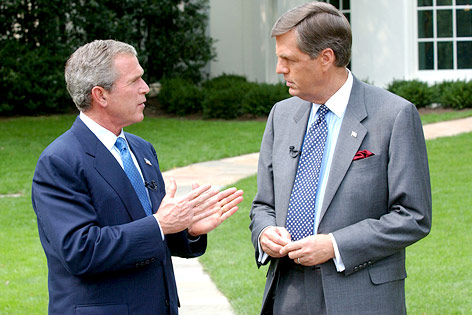 © AP/Weißes Haus/Tina Hager Ex-US-Präsident Bush mit Fox-Reporter Hume