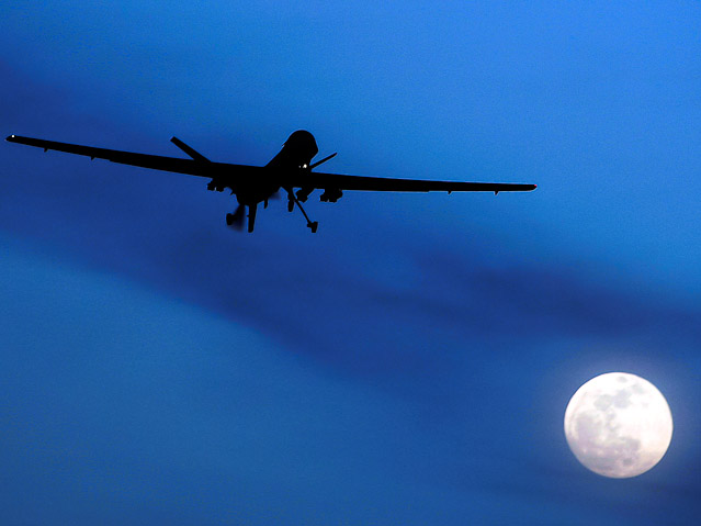 © AP/Kirsty Wigglesworth Eine US-Drone fliegt im Mondschein über das Kandahar Air Field in Afghanistan