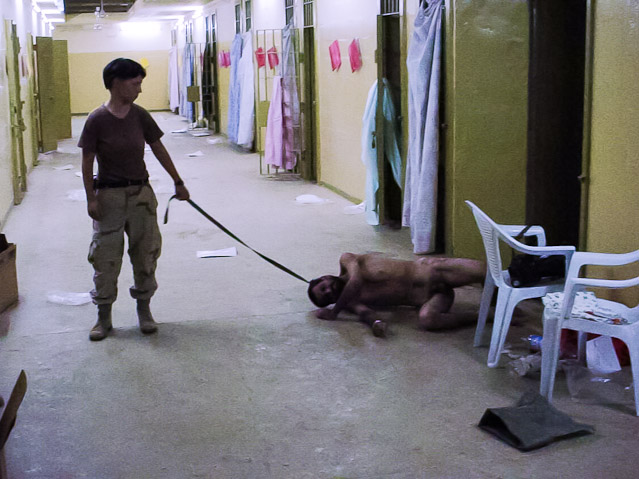 © AP Die Soldatin Lynndie England führt im Gefängnis von Abu Ghraib einen Gefangenen an der Leine