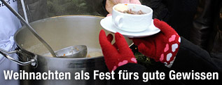Suppe wird an Bedürftige ausgeschenkt