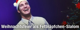 Mann mit Weihnachtsmannhaube