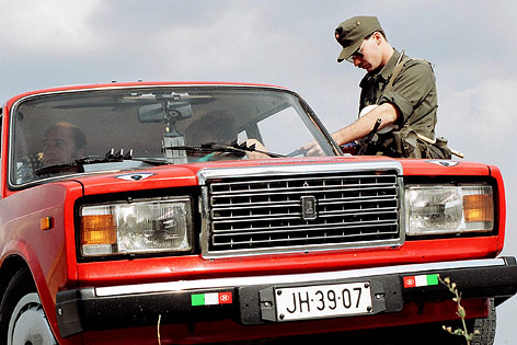 Soldat kontrolliert Auto