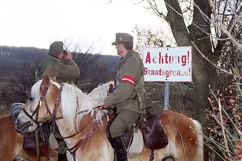 Soldaten auf Pferden an Staatsgrenze