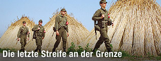 Soldaten patrouillieren an Grenze
