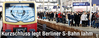 Wartende Passagiere in Berlin, Alexanderplatz und Schnellbahn