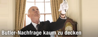 Butler mit Staubwedel