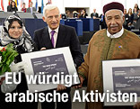 Pr&auml;sident des EU-Parlaments, Jerzy Buzek, &uuml;bergibt den Sacharowpreis an arabische Aktivisten