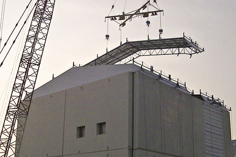 © APA/EPA/TEPCO Bauarbeiten an einem Reaktor in Fukushima