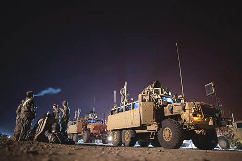 © APA/EPA/Lucas Jackson Fahrzeuge und Soldaten der US-Armee sammeln sich nachts zum Abzug