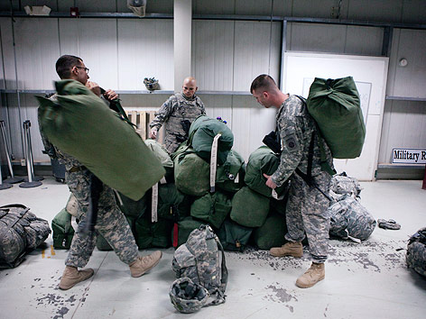 © APA/EPA/Lucas Jackson US-Soldaten mit Gepäck