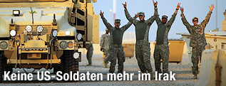 Jubelnde US-Soldaten neben einem Militärfahrzeug