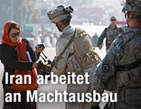 Irakischer Soldat kontrolliert eine Frau