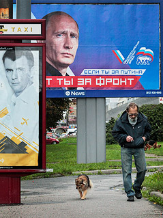 © Dmitry Lovetsky Wahlplakate von Michail Dmitrijewitsch Prochorow und Wladimir Putin