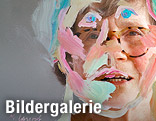 Portrait von Maria Lassnig, mit bunten Farben übermalt