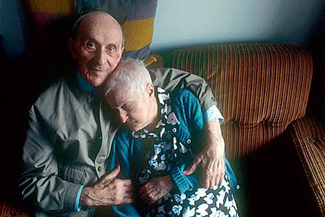 © Willy Puchner Foto "Liebe im Alter" zeigt zwei sich umarmende Pensionisten