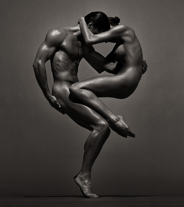 © Andreas Bitesnich "Sina & Anthony" zeigt nackten Mann, der eine Nackte Frau hält