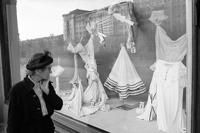 © Erich Lessing Eine Dame in Ost-Berlin studiert eine Auslage mit feiner Unterwäsche