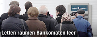 Menschenschlange vor einem Bankomaten in Riga
