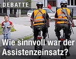 Soldaten auf Kontrollfahrt per Fahrrad