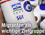 NÖM-Milchpackerl mit türkischer Beschriftung