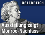 Marylin Monroe vor einem Bücherregal