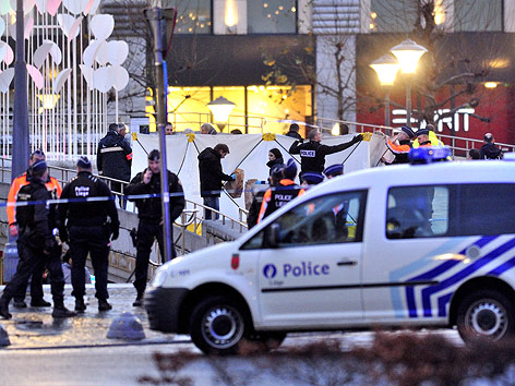 © APA/EPA/Robert van den Berge Polizei und Rettung verdecken die Leichen