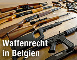 Waffen liegen auf einem Tisch