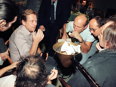 Vavlav Havel 1989 in einer Diskussionsrunde