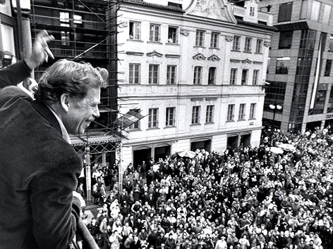 Vaclav Havel winkt von einem Balkon den Menschenmassen