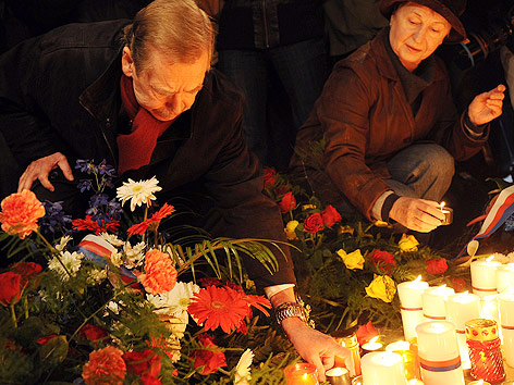 Vaclav Havel zündet am 20. Jahrestag der Samtenen Revolution eine Kerze an