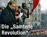 Vaclav Havel spricht 1989 auf einem Balkon vor Menschenmassen auf dem Prager Wenzelsplatz