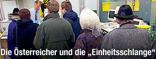 Warteschlange vor einem Schalter