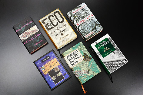 © ORF.at/Zita Köver Bücher auf schwarzem Untergrund