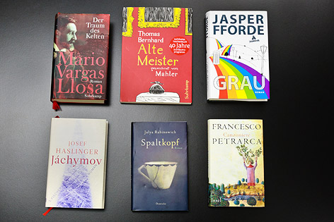 © ORF.at/Zita Köver Bücher auf schwarzem Untergrund
