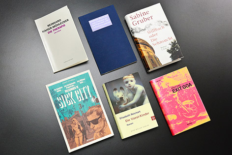 © ORF.at/Zita Köver Bücher auf schwarzem Untergrund