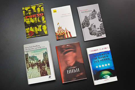 © ORF.at/Zita Köver Bücher auf schwarzem Untergrund