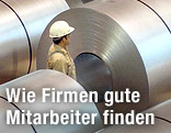 Stahlarbeiter in einer Feuerbeschichtungsanlage