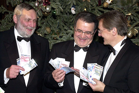 EU-Kommissar Franz Fischler, EU-Kommissionspraesident Romano Prodi und Bundeskanzler Wolfgang Schüssel in der Silvesternacht 2002 mit Euro-Noten in einem Wiener Hotel.