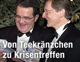 EU-Kommissionspraesident Romano Prodi und Bundeskanzler Wolfgang Schüssel in der Silvesternacht 2002 mit Euro-Noten