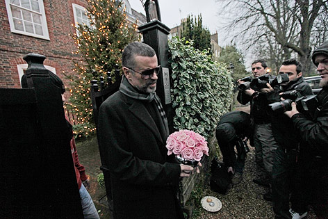 George Michael vor seinem Haus im Norden Londons