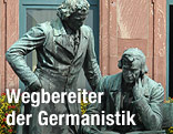 Das Brueder-Grimm-Denkmal auf dem Marktplatz in Hanau