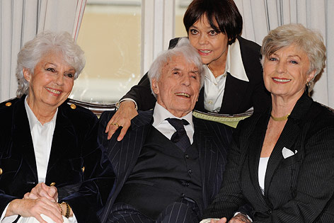 © AP/Christof Stache Johannes Heesters gemeinsam mit seinen Töchtern Wiesje Heesters und Nicole Heesters und seiner Frau Simone Rethel-Heesters