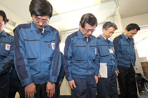 Präsident von TEPCO Masataka Shimizu macht ein stilles Gebet für die Opfer des Erdbebens
