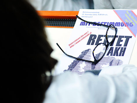 Brille liegt auf einem Flugblatt "Rettet das AKH"