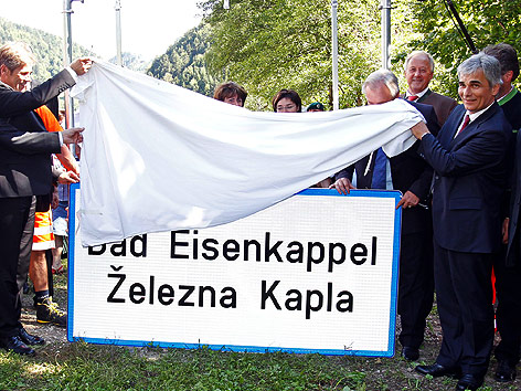 Staatssekretär Josef Ostermayer (l.) und BK Werner Faymann bei der Enthüllung einer zweisprachigen Ortstafel für die Gemeinde Bad Eisenkappel / Zelezna Kapla