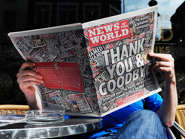 Mann hält letzte Ausgabe von "News of the World"