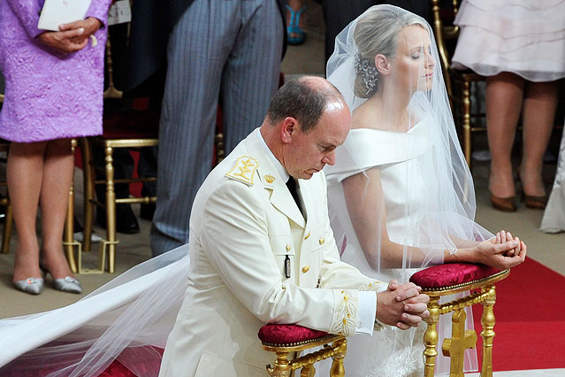 Prinz Albert von Monaco und Charlene bei der Hochzeit betend