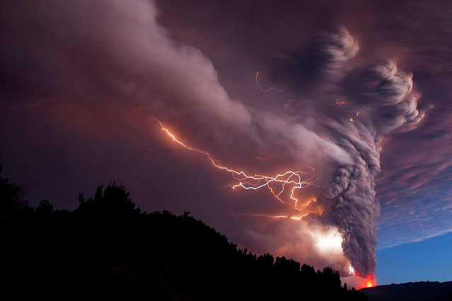 Vulkaneruption mit Blitzgewitter