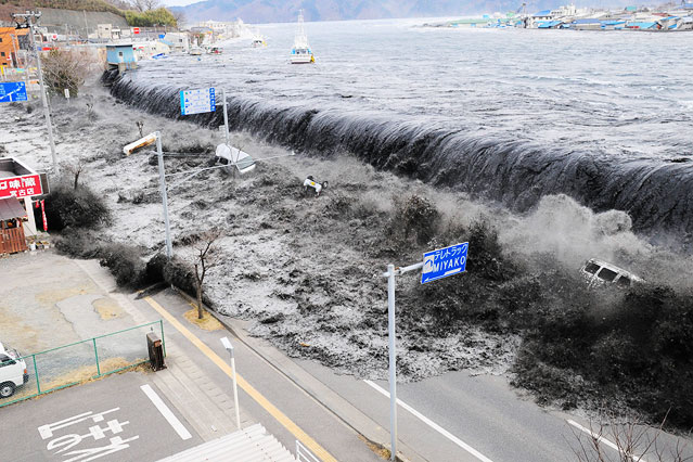 Tsunami erreicht das Festland